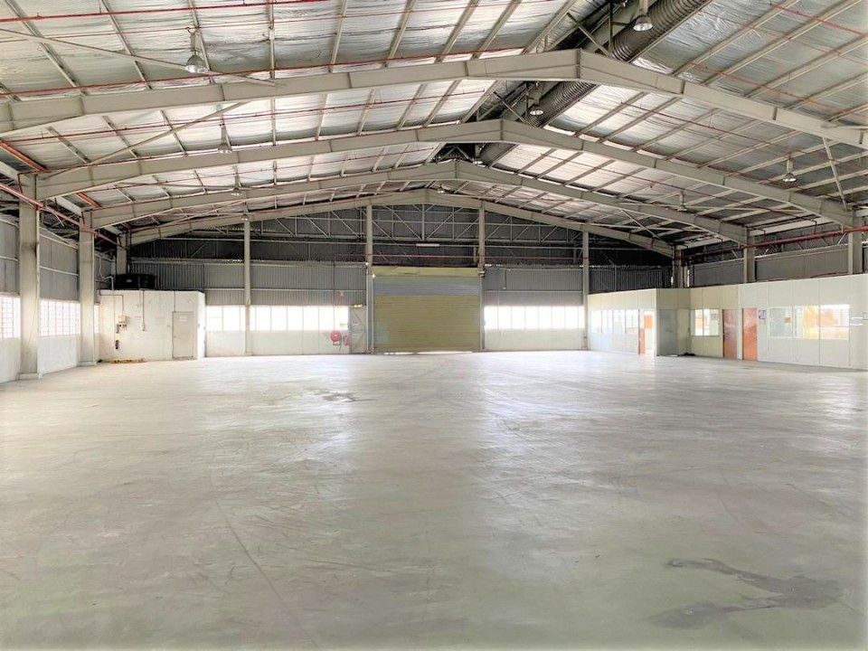 This warehouse for rent Subang has a land area of 54,000sqft and total built-up area of 27,000sqft. 