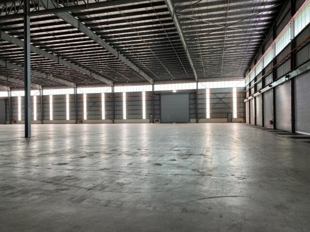 Huge warehouse for rent in Taman Perindustrian Puchong.